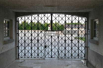 Ulazna kapija nacističkog koncentracionog logora Dachau, Nemačka. Kapija u kamp sa natpisom "Arbeit macht frei" (prevod: rad vas oslobađa).
