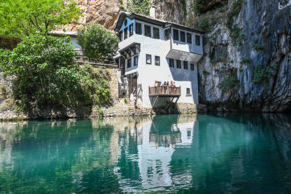 Tekija u Blagaju. Izvor rijeke Bune. Tekija u Blagaju je nacionalni spomenik Bosne i Hercegovine i predstavlja važan spomenik arhitekture u BiH.