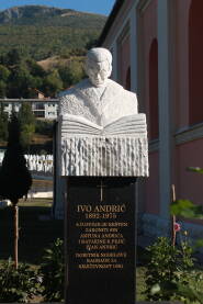 Mermerna bista Ive Andrića ispred katoličke crkve u Travniku