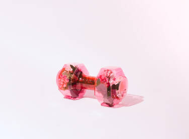 Roze uteg za vježbanje ispunjen svježim cvijećem.