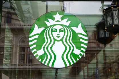 Starbucks natpis ispred kafića. Logo Starbucksa. Američki lanac kafića.