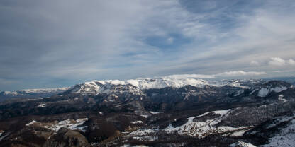 Planina Treskavica a iza Jahorina.