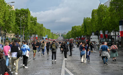 Pariz, Francuska: Turisti šetaju čuvenom avenijom Champs-Élysées. Ljudi šetaju ulicom u blizini poznate znamenitosti.