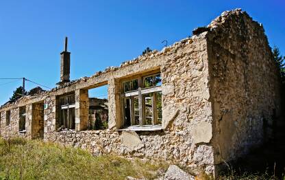 Stare zidine napuštene škole na Risovcu, Općina Jablanica.