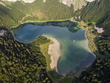 Trnovačko jezero, planina Maglić, Crna Gora. Jezero u obliku srca, pogled dronom iz zraka.