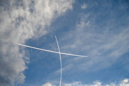 Dva aviona na nebu. Tragovi aviona na plavom nebu. Dva mlazna putnička aviona lete. Transport.