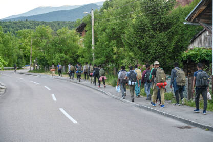 Grupa izbjeglica i migranata na putu za EU. Grupa izbjeglica i migranata na putu za EU. Migracije ljudi. Grupa migranata iz Azije i Afrike u Evropi.