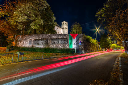 Zastava Palestine u znak podrške Palestini na Bihaćkom bedemu sa crkvom Sv. Antuna u pozadini.