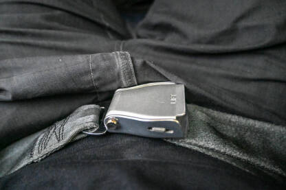 Sigurnosni pojas na sjedištu u avionu. Putnik je zakopčao sigurnosni pojas tokom leta avionom.