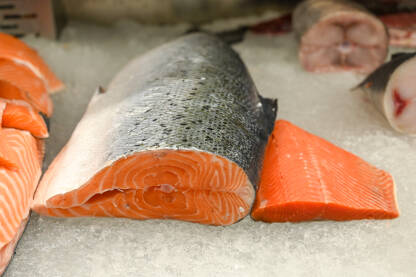 Svježa riba za prodaju na pijaci. Sirovi losos u supermarketu.