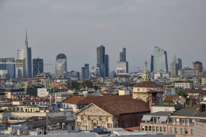 Zgrade u Milanu, Italija. Moderne građevine i turističke atrakcije.