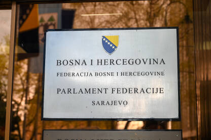 Parlament Federacije Bosne i Hercegovine. Tabla sa natpisom Parlament FBiH, Sarajevo.