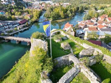 Pogled na rijeku Unu iznad tvrđave Pset koja se nalazi u centru Bosanske Krupe
