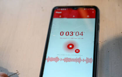 Snimanje zvuka mobilnim telefonom. Snimanje zvuka mobilnim telefonom. Uključeno audio snimanje na mobitelu.