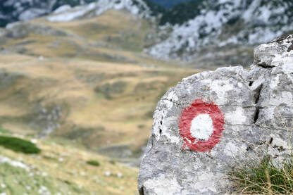 Znakovi za planinarske staze. Markirana planinarska staza. Simbol na stijeni.