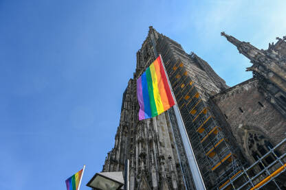 LGBTIQ zastava pored katedrale u centru grada Ulma u Njemačkoj. Simbol LGBT zajednice.