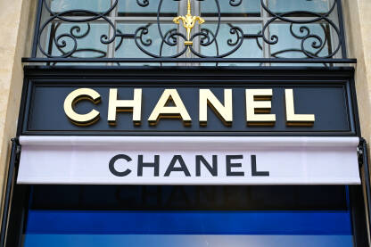 Chanel logo ispred luksuzne radnje. Francuska luksuzna modna kuća koju je osnovala Coco Chanel. Beauty butik.