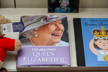Kraljica Elizabeta. Izložene knjige na policama u knjižari u Parizu, Francuska. Prodaju se knjige i pokloni u knjižari. Izbor knjiga izloženih u prodavnici.
​