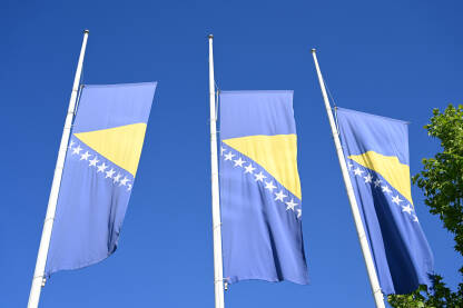 Tri zastave Bosne i Hercegovine spuštene na pola jarbola. Dan žalosti.