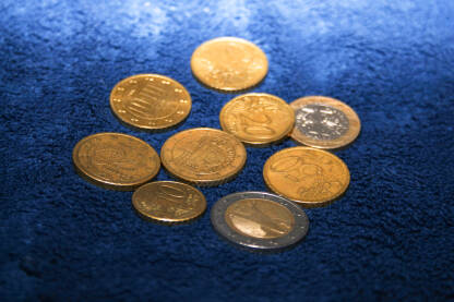Euro kovanice na plavoj podlozi.