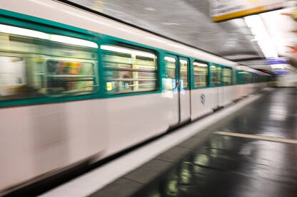 Voz u pokretu, zamućena fotografija. Podzemna željeznica. Javni prijevoz. Moderna stanica metroa u centru grada.