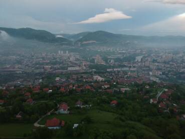 Zenica, Bosna i Hercegovina, pogled sa uzvišenja Zmajevac ka gradu, snimak dronom.
