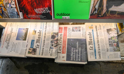 Pariz, Francuska: Dnevne i sedmične novine na kiosku. Časopisi izloženi u radnji, krupni plan. Štampa u Francuskoj.