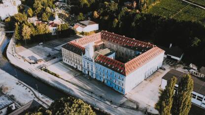 Katolički školski centar Petar Barbarić Travnik iz zraka