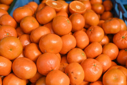 Mandarine na pijaci, krupni plan. Mandarine na pijaci, krupni plan. Kutije pune zrelih mandarina na prodaju na pijaci. Svježe voće u prodavnici.