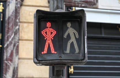 Crveno svjetlo za pješake na semaforu. Svjetlosna signalizacija.