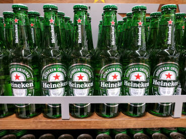 Boce Heineken piva na policama supermarketa.