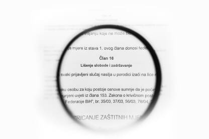 Zakonski propisi u slučajevima nasilja u porodici. Lišenje slobode i zadržavanje nasilnika.

Fotografija besplatna za ilustrovanje medijskih sadržaja o nasilju, svako drugo korištenje je zabranjeno.

Autorka: Amira Skopljak