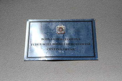 Tabla sa natpisom na ulazu u opštinu Drvar. Gradska i opštinska uprava Drvara.