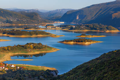 Ramsko jezero umjetno je akumulacijsko jezero na rijeci Rami u Prozor-Rami, na sjeveru Hercegovine.
Područje je ograničeno strmim vijencem planinskih masiva Raduše, Makljena, Ljubuše i Vrana.