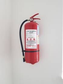 Aparat za gašenje požara - 9 kg prah ABC. Ručni aparat za gašenje požara sa mlaznicom i upustvom za upotrebu.