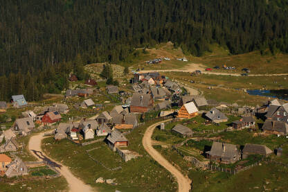 Pogled na kuću i selo na planini Vranici