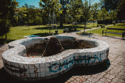 Fontana išarana grafitima u parku