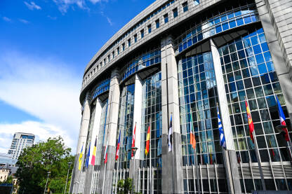 Brisel: Zgrada Evropskog parlamenta. Zastave zemalja članica EU ispred parlamenta. Institucije Evropske unije u Bruxellesu.
