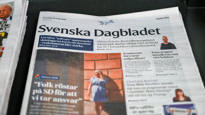 Švedske dnevne novine Svenska Dagbladet izložene na kiosku. Kiosk s švedskim štampanim izdanjima. Mediji u Švedskoj.