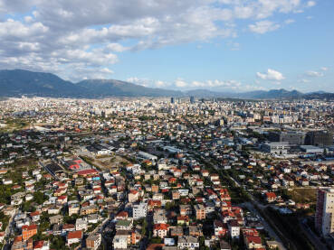 Tirana, glavni grad Albanije. Zgrade, ulice i stambene kuće. Panoramski snimak dronom grada Tirane.