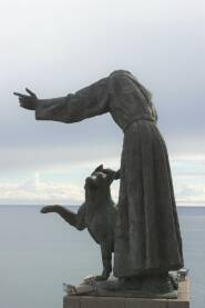 I čuvar duše, srca i tijela čovjekovog dobi svoga zaštitnika. Spomenik. Cinque Terre, Italy.