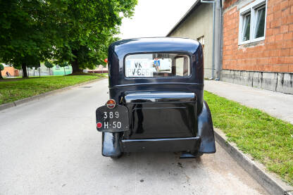 Old timer na ulici. Staro vozilo.