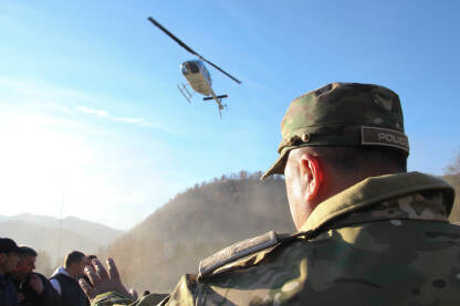 Policijski helikopter čeka znak za slijetanje.