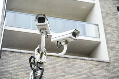 Profesionalne sigurnosne video kamere snimaju ulicu i trg. CCTV kamera na stupu. Video zaštita i sigurnost.