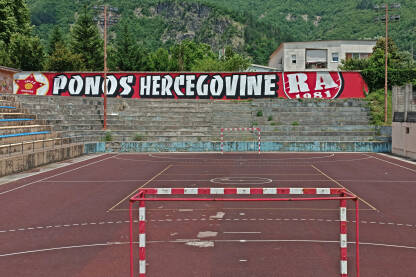 Gradski stadion malih sportova, Jablanica Gradski stadion malih sportova u Jablanici. Mural navijača fudbalskog kluba Velež na zidu stadiona.