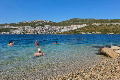 Turisti na plaži u Neumu. Ljudi se kupaju u Nemu, BiH. Ljetni godišnji odmor. Turizam.