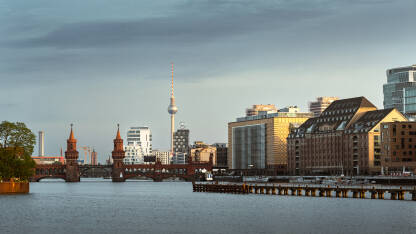 Oberbaum most preko rijeke Spree u Berlinu, sa TV tornjem u pozadini