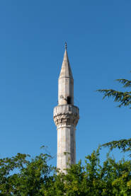 Minaret naspram plavog neba