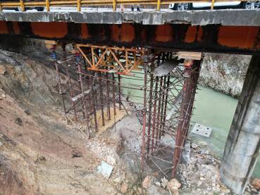 Most kojeg osiguravaju pulcevi ispod.