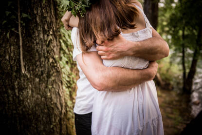 Žena i muškarac u zagrljaju